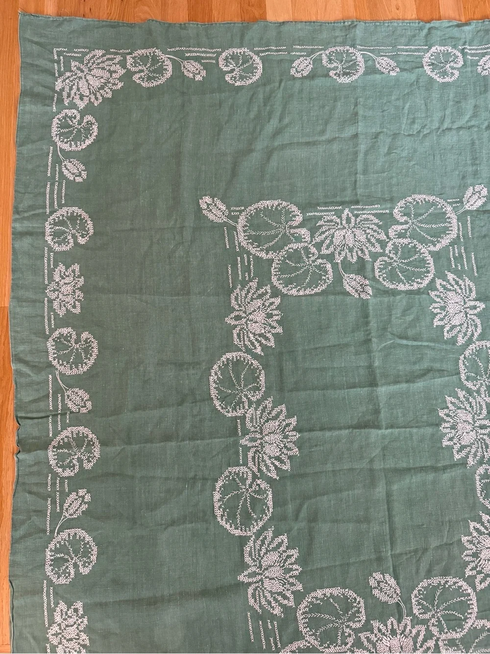 vintage linen tablecloth white lotus embroidery and cutwork details - Picture 5 of 12